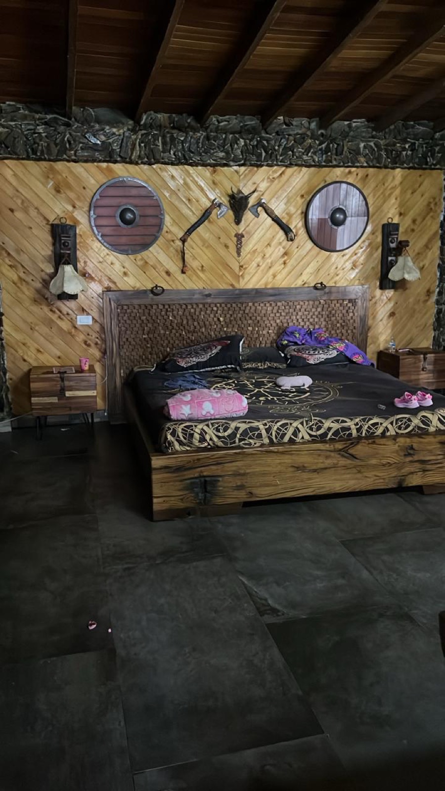 The carved-bed room